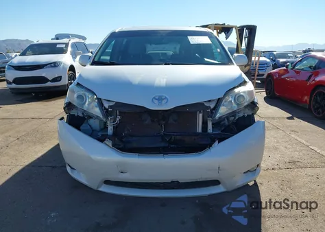 2015 Toyota Sienna Xle 8 Passenger z USA, uszkodzony, nr VIN 5TDYK3DC1FS674926